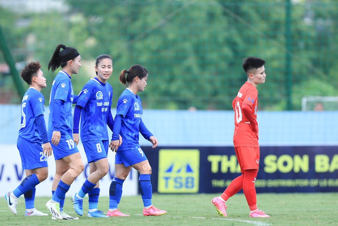 Hà Nội 1 thắng trận cầu 13 bàn, bám đuổi TP HCM 1- Ảnh 2. Hà Nội 1 thắng trận cầu 13 bàn, bám đuổi TP HCM 1- Ảnh 2.