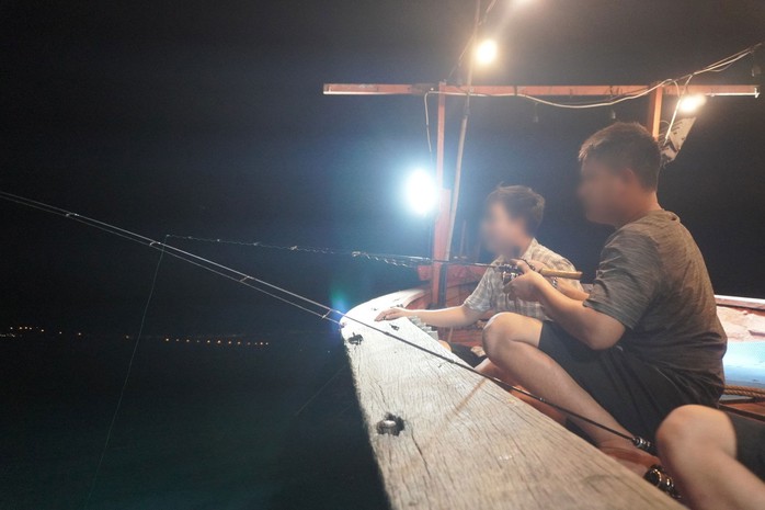 Hành khách câu mực trên tàu không mang áo phao, không bảo đảm an toàn Hành khách câu mực trên tàu không mang áo phao, không bảo đảm an toàn