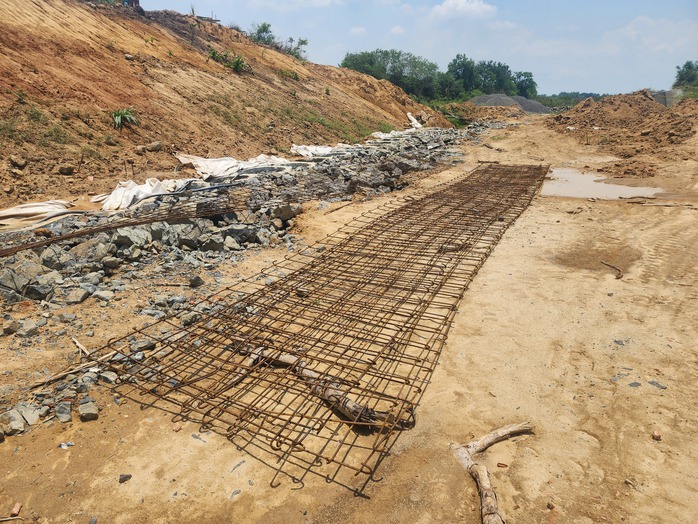 Dự án cấp bách, phòng chống thiên tai nhưng làm… lai rai!- Ảnh 3. Dự án cấp bách, phòng chống thiên tai nhưng làm… lai rai!- Ảnh 3.