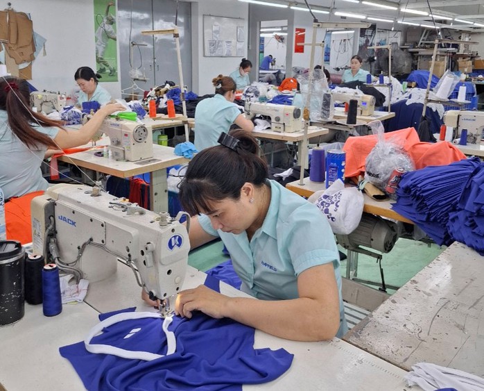 Công nhân Công ty TNHH Ampfield an tâm làm việc khi phương án rút BHXH một lần mà họ chọn được Quốc hội thông qua Ảnh: THANH NGA Công nhân Công ty TNHH Ampfield an tâm làm việc khi phương án rút BHXH một lần mà họ chọn được Quốc hội thông qua Ảnh: THANH NGA