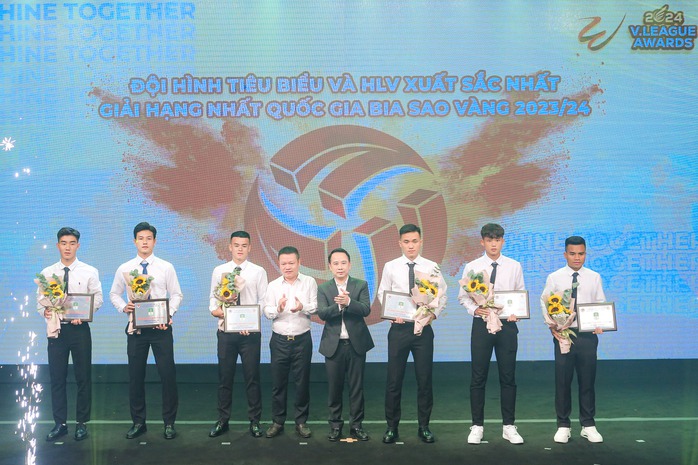 Tiền đạo Rafael Son ẵm hat-trick giải thưởng- Ảnh 3. Tiền đạo Rafael Son ẵm hat-trick giải thưởng- Ảnh 3.