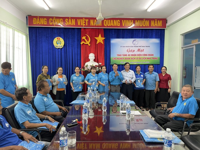 Tặng áo Công đoàn cho Nghiệp đoàn Xích lô Du lịch Nha Trang- Ảnh 4. Tặng áo Công đoàn cho Nghiệp đoàn Xích lô Du lịch Nha Trang- Ảnh 4.