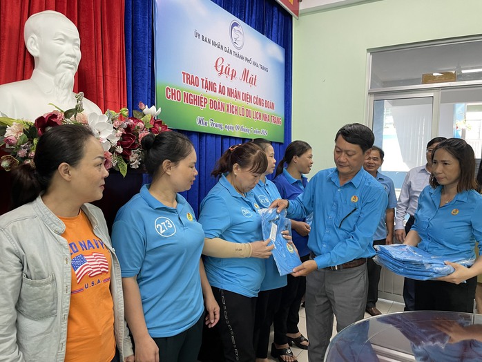 Tặng áo Công đoàn cho Nghiệp đoàn Xích lô Du lịch Nha Trang- Ảnh 3. Tặng áo Công đoàn cho Nghiệp đoàn Xích lô Du lịch Nha Trang- Ảnh 3.
