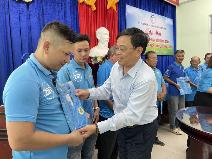 Tặng áo Công đoàn cho Nghiệp đoàn Xích lô Du lịch Nha Trang- Ảnh 2. Tặng áo Công đoàn cho Nghiệp đoàn Xích lô Du lịch Nha Trang- Ảnh 2.