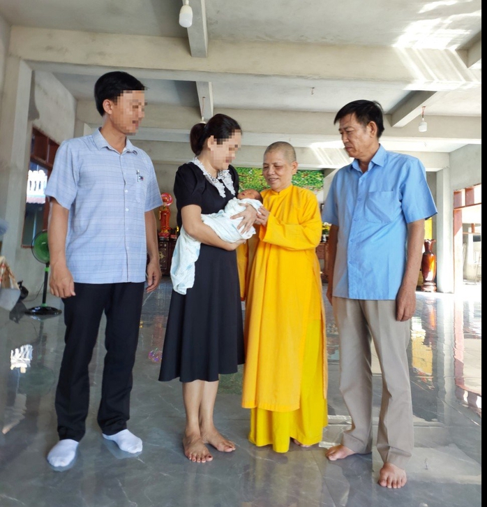 Trụ trì phát hiện bé trai sơ sinh bị bỏ rơi trước cổng tịnh xá- Ảnh 1. Trụ trì phát hiện bé trai sơ sinh bị bỏ rơi trước cổng tịnh xá- Ảnh 1.