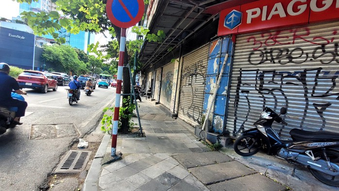 Nhiều cửa hàng ở Hà Nội đóng cửa, mặt bằng giá thuê trăm triệu đồng/tháng bỏ trống- Ảnh 5. Nhiều cửa hàng ở Hà Nội đóng cửa, mặt bằng giá thuê trăm triệu đồng/tháng bỏ trống- Ảnh 5.