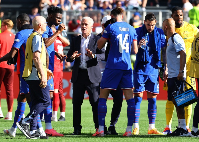 Euro 2024: HLV Deschamps "Ai không thích tuyển Pháp mời xem trận khác"- Ảnh 1. Euro 2024: HLV Deschamps "Ai không thích tuyển Pháp mời xem trận khác"- Ảnh 1.