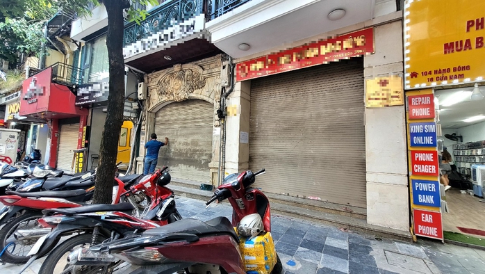 Nhiều cửa hàng ở Hà Nội đóng cửa, mặt bằng giá thuê trăm triệu đồng/tháng bỏ trống- Ảnh 6. Nhiều cửa hàng ở Hà Nội đóng cửa, mặt bằng giá thuê trăm triệu đồng/tháng bỏ trống- Ảnh 6.