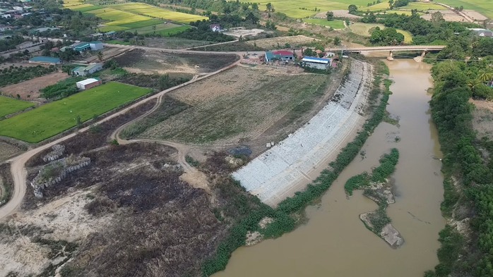 Dự án cấp bách, phòng chống thiên tai nhưng làm… lai rai!- Ảnh 2. Dự án cấp bách, phòng chống thiên tai nhưng làm… lai rai!- Ảnh 2.
