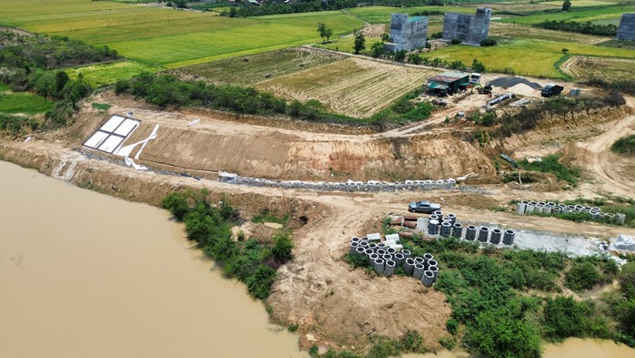 Dự án cấp bách, phòng chống thiên tai nhưng làm… lai rai!- Ảnh 1. Dự án cấp bách, phòng chống thiên tai nhưng làm… lai rai!- Ảnh 1.