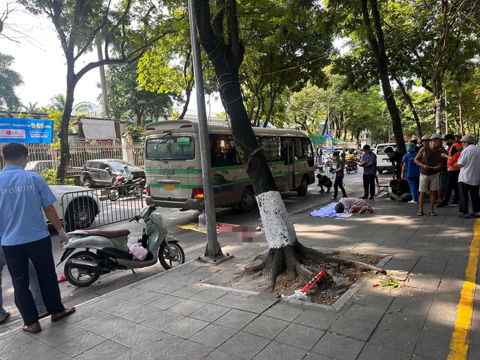 Bà quỳ khóc bên thi thể cháu bị ôtô khách chèn qua- Ảnh 1. Bà quỳ khóc bên thi thể cháu bị ôtô khách chèn qua- Ảnh 1.