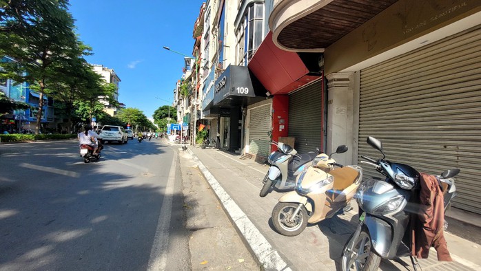 Nhiều cửa hàng ở Hà Nội đóng cửa, mặt bằng giá thuê trăm triệu đồng/tháng bỏ trống- Ảnh 3. Nhiều cửa hàng ở Hà Nội đóng cửa, mặt bằng giá thuê trăm triệu đồng/tháng bỏ trống- Ảnh 3.