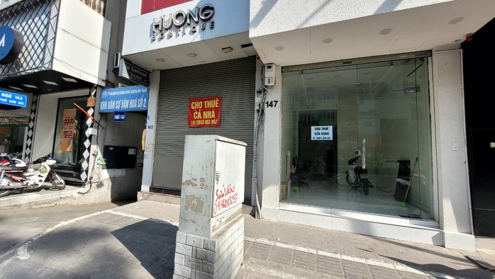 Nhiều cửa hàng ở Hà Nội đóng cửa, mặt bằng giá thuê trăm triệu đồng/tháng bỏ trống- Ảnh 4. Nhiều cửa hàng ở Hà Nội đóng cửa, mặt bằng giá thuê trăm triệu đồng/tháng bỏ trống- Ảnh 4.