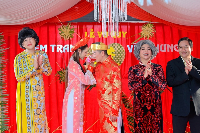 Đàm Vĩnh Hưng than trời vì "tiền đội nón ra đi"- Ảnh 2. Đàm Vĩnh Hưng than trời vì "tiền đội nón ra đi"- Ảnh 2.
