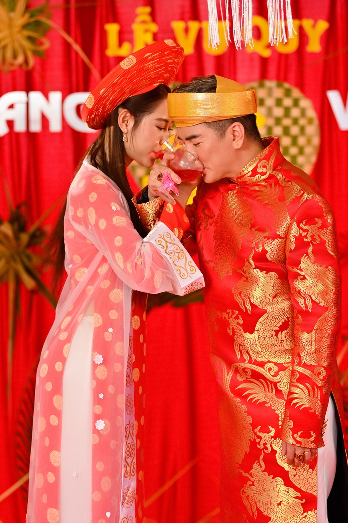 Đàm Vĩnh Hưng than trời vì "tiền đội nón ra đi"- Ảnh 1. Đàm Vĩnh Hưng than trời vì "tiền đội nón ra đi"- Ảnh 1.