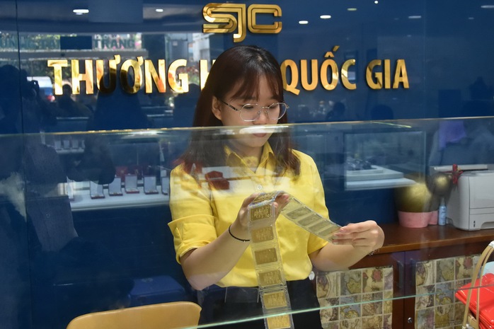 Giá vàng hôm nay 14-7: Biến động "chưa từng có" của vàng nhẫn và vàng miếng- Ảnh 1. Giá vàng hôm nay 14-7: Biến động "chưa từng có" của vàng nhẫn và vàng miếng- Ảnh 1.