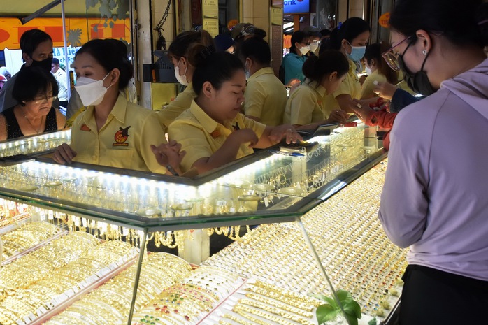 Giá vàng nhẫn giảm trở lại, vàng miếng SJC duy trì mức cao- Ảnh 1. Giá vàng nhẫn giảm trở lại, vàng miếng SJC duy trì mức cao- Ảnh 1.