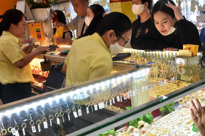 Giá vàng nhẫn lùi xa mốc 77 triệu đồng- Ảnh 1. Giá vàng nhẫn lùi xa mốc 77 triệu đồng- Ảnh 1.