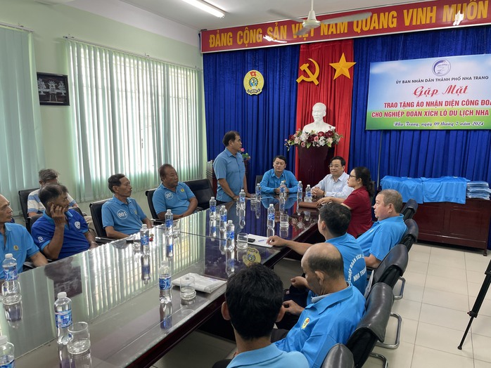 Tặng áo Công đoàn cho Nghiệp đoàn Xích lô Du lịch Nha Trang- Ảnh 1. Tặng áo Công đoàn cho Nghiệp đoàn Xích lô Du lịch Nha Trang- Ảnh 1.