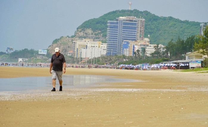 Bãi sau Vũng Tàu sạch đẹp sau khi chính quyền địa phương mạnh tay với hành vi xả rác ra biển Bãi sau Vũng Tàu sạch đẹp sau khi chính quyền địa phương mạnh tay với hành vi xả rác ra biển