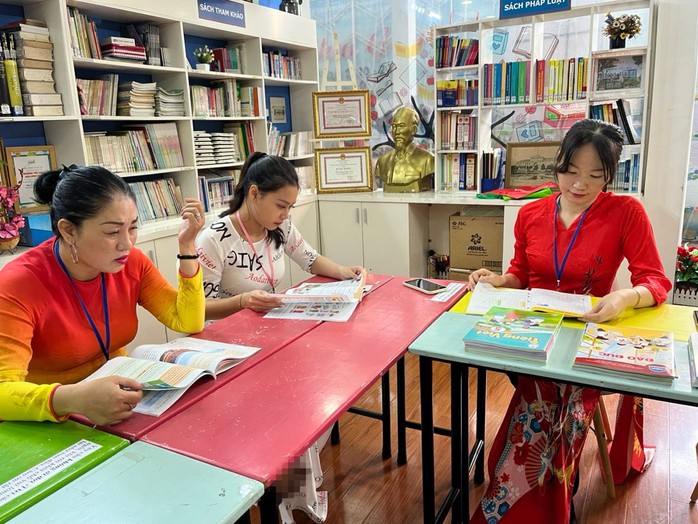 Lo thiếu sách giáo khoa cuối cấp- Ảnh 1. Lo thiếu sách giáo khoa cuối cấp- Ảnh 1.