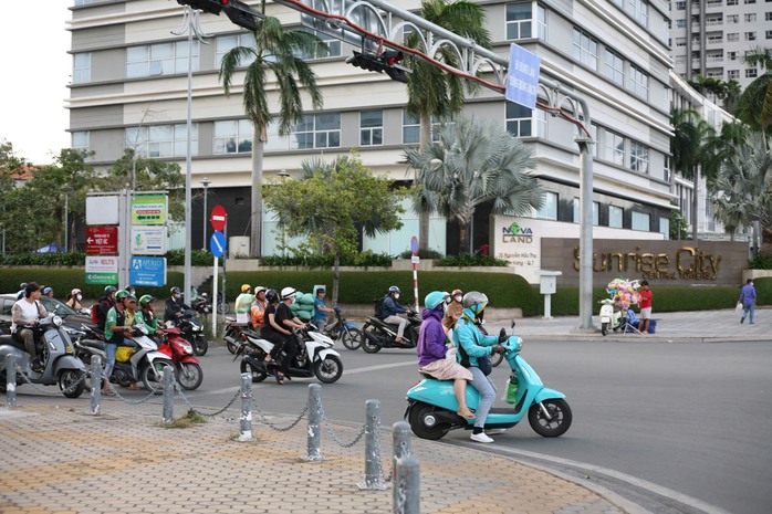 Hình ảnh giao thông lộn xộn tại nút giao Nguyễn Hữu Thọ- Nguyễn Thị Thập- Ảnh 7. Hình ảnh giao thông lộn xộn tại nút giao Nguyễn Hữu Thọ- Nguyễn Thị Thập- Ảnh 7.