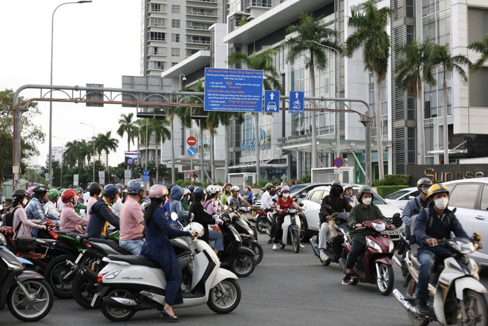 Hình ảnh giao thông lộn xộn tại nút giao Nguyễn Hữu Thọ- Nguyễn Thị Thập- Ảnh 2. Hình ảnh giao thông lộn xộn tại nút giao Nguyễn Hữu Thọ- Nguyễn Thị Thập- Ảnh 2.