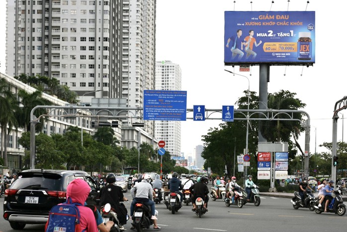 Hình ảnh giao thông lộn xộn tại nút giao Nguyễn Hữu Thọ- Nguyễn Thị Thập- Ảnh 3. Hình ảnh giao thông lộn xộn tại nút giao Nguyễn Hữu Thọ- Nguyễn Thị Thập- Ảnh 3.