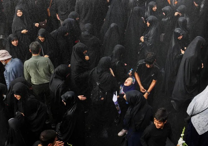 Một cô gái giữa trời mưa trong đám tang ở Tehran. Ảnh: Reuters Một cô gái giữa trời mưa trong đám tang ở Tehran. Ảnh: Reuters