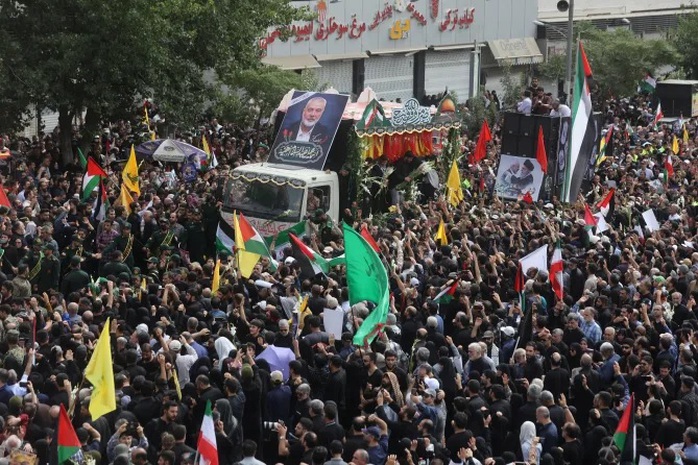 Xe chở linh cữu thủ lĩnh Hamas và vệ sĩ của ông đi qua đám đông ở Tehran. Ảnh: Reuters Xe chở linh cữu thủ lĩnh Hamas và vệ sĩ của ông đi qua đám đông ở Tehran. Ảnh: Reuters