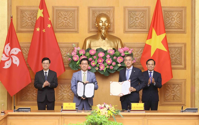 Phó Thủ tướng Trần Lưu Quang hội đàm với Trưởng Khu hành chính Hồng Kông Lý Gia Siêu- Ảnh 2. Phó Thủ tướng Trần Lưu Quang hội đàm với Trưởng Khu hành chính Hồng Kông Lý Gia Siêu- Ảnh 2.