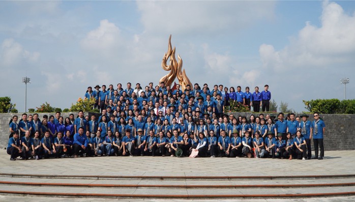 Đoàn đại biểu Ban Tuyên giáo Thành ủy TP HCM chụp hình lưu niệm tại Khu truyền thống cách mạng Cuộc Tổng tiến công và nổi dậy Xuân Mậu Thân 1968 (huyện Bình Chánh, TP HCM) ngày 1-8. Ảnh: LÊ VĨNH Đoàn đại biểu Ban Tuyên giáo Thành ủy TP HCM chụp hình lưu niệm tại Khu truyền thống cách mạng Cuộc Tổng tiến công và nổi dậy Xuân Mậu Thân 1968 (huyện Bình Chánh, TP HCM) ngày 1-8. Ảnh: LÊ VĨNH