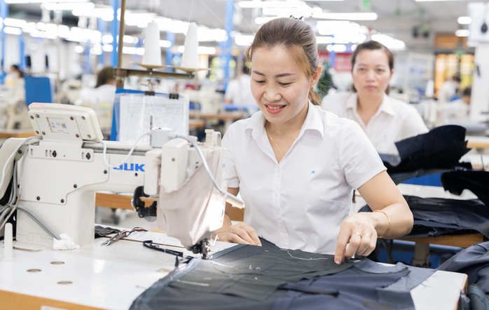 Hai trung tâm kinh tế tăng cường tuyển dụng lao động- Ảnh 1. Hai trung tâm kinh tế tăng cường tuyển dụng lao động- Ảnh 1.