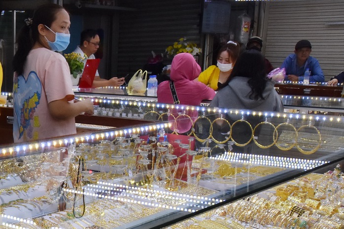 Giá vàng hôm nay, 2-8: Nhiều biến động bất ngờ- Ảnh 1. Giá vàng hôm nay, 2-8: Nhiều biến động bất ngờ- Ảnh 1.