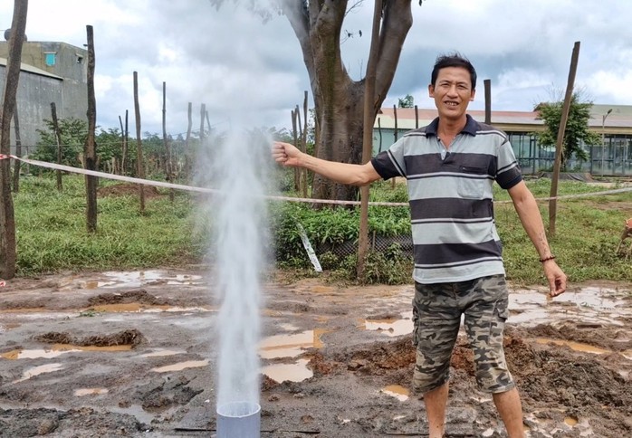 Chuyên gia nói về hiện tượng giếng nước ở đỉnh đồi phun cao hàng chục mét- Ảnh 1. Chuyên gia nói về hiện tượng giếng nước ở đỉnh đồi phun cao hàng chục mét- Ảnh 1.