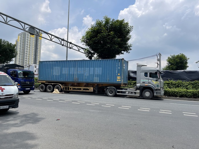 TP HCM: 1 người tử vong, 3 người thoát chết trên Quốc lộ 1- Ảnh 1. TP HCM: 1 người tử vong, 3 người thoát chết trên Quốc lộ 1- Ảnh 1.