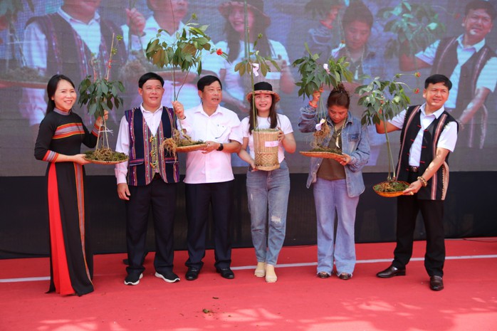 "Đại gia" Hồ Văn Lượng tặng 3 củ sâm, bán được 129 triệu đồng - Ảnh 1. "Đại gia" Hồ Văn Lượng tặng 3 củ sâm, bán được 129 triệu đồng - Ảnh 1.