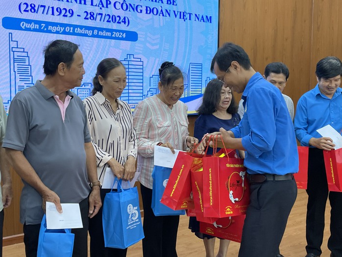 Chăm lo cho cán bộ công vận, Công đoàn hưu trí và gia đình CNVC-LĐ- Ảnh 2. Chăm lo cho cán bộ công vận, Công đoàn hưu trí và gia đình CNVC-LĐ- Ảnh 2.