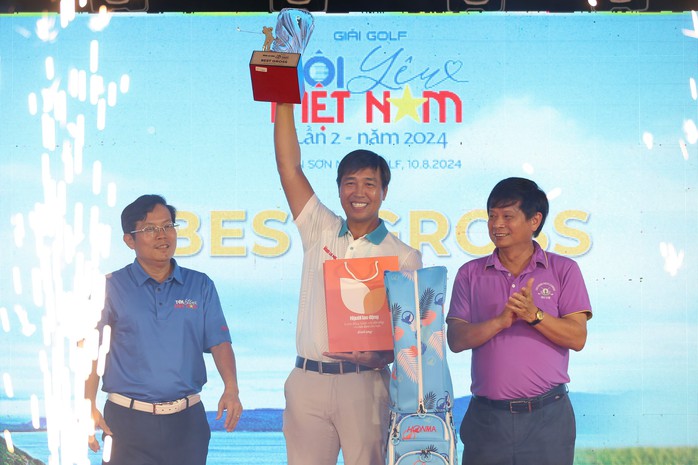 Golfer Đinh Ngọc Quảng (giữa) nhận giải Best Gross Ảnh: HOÀNG TRIỀU Golfer Đinh Ngọc Quảng (giữa) nhận giải Best Gross Ảnh: HOÀNG TRIỀU