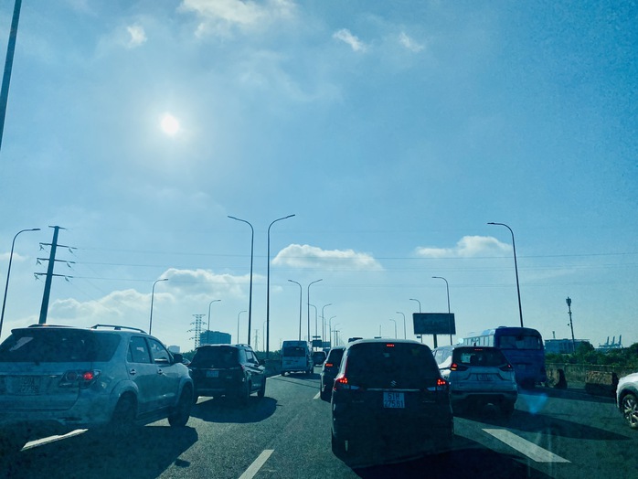 Kẹt xe kéo dài trên đường dẫn cao tốc TP HCM - Long Thành - Dầu Giây- Ảnh 3. Kẹt xe kéo dài trên đường dẫn cao tốc TP HCM - Long Thành - Dầu Giây- Ảnh 3.