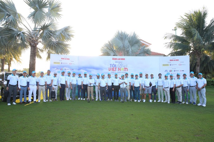 Các golfer hăng hái chờ “xung trận” Các golfer hăng hái chờ “xung trận”
