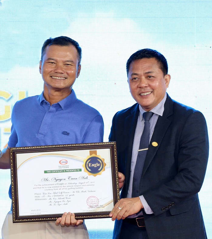 Ông Trần Ngọc Hải (phải) trao giải cho golfer. Ảnh: HOÀNG TRIỀU Ông Trần Ngọc Hải (phải) trao giải cho golfer. Ảnh: HOÀNG TRIỀU