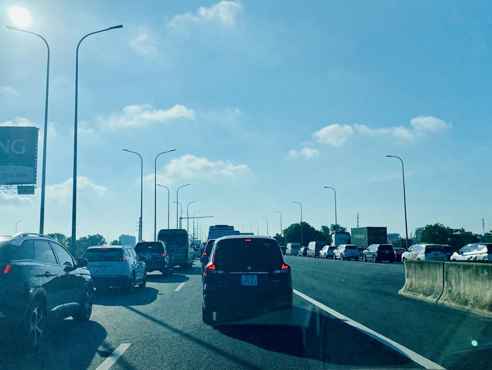 Kẹt xe kéo dài trên đường dẫn cao tốc TP HCM - Long Thành - Dầu Giây- Ảnh 2. Kẹt xe kéo dài trên đường dẫn cao tốc TP HCM - Long Thành - Dầu Giây- Ảnh 2.