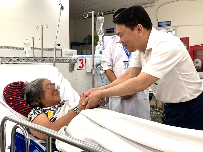 Thăm viếng, hỗ trợ các nạn nhân vụ gãy nhánh cây trong Công viên Tao Đàn- Ảnh 4. Thăm viếng, hỗ trợ các nạn nhân vụ gãy nhánh cây trong Công viên Tao Đàn- Ảnh 4.