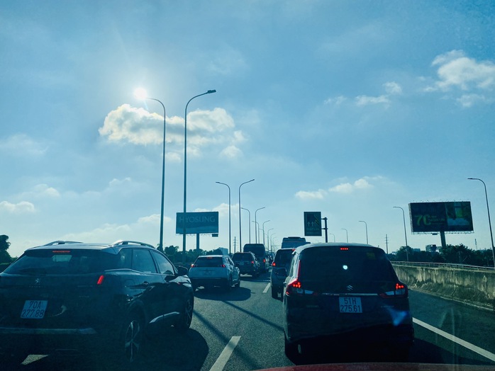 Kẹt xe kéo dài trên đường dẫn cao tốc TP HCM - Long Thành - Dầu Giây- Ảnh 1. Kẹt xe kéo dài trên đường dẫn cao tốc TP HCM - Long Thành - Dầu Giây- Ảnh 1.