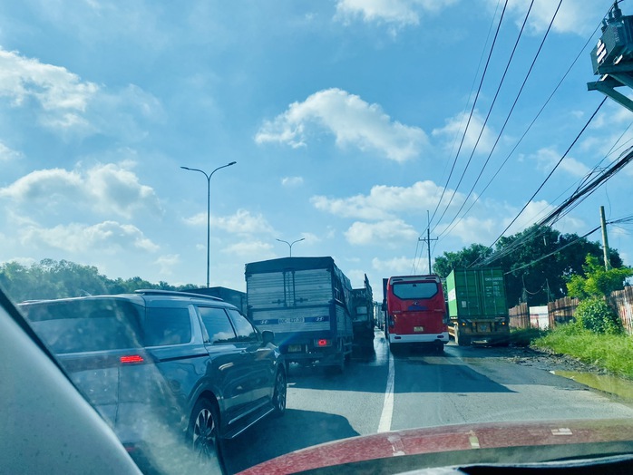 Kẹt xe kéo dài trên đường dẫn cao tốc TP HCM - Long Thành - Dầu Giây- Ảnh 4. Kẹt xe kéo dài trên đường dẫn cao tốc TP HCM - Long Thành - Dầu Giây- Ảnh 4.