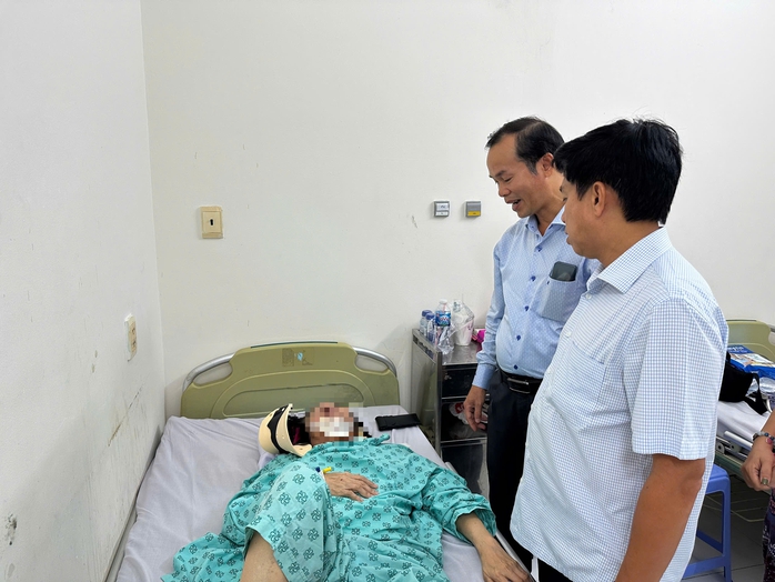 Tình hình sức khỏe 3 nạn nhân vụ gãy nhánh cây ở Công viên Tao Đàn- Ảnh 1. Tình hình sức khỏe 3 nạn nhân vụ gãy nhánh cây ở Công viên Tao Đàn- Ảnh 1.