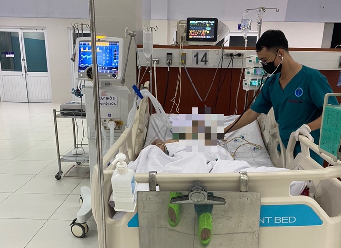 Khuân vác hóa chất, 5 người nhập viện cấp cứu- Ảnh 1. Khuân vác hóa chất, 5 người nhập viện cấp cứu- Ảnh 1.