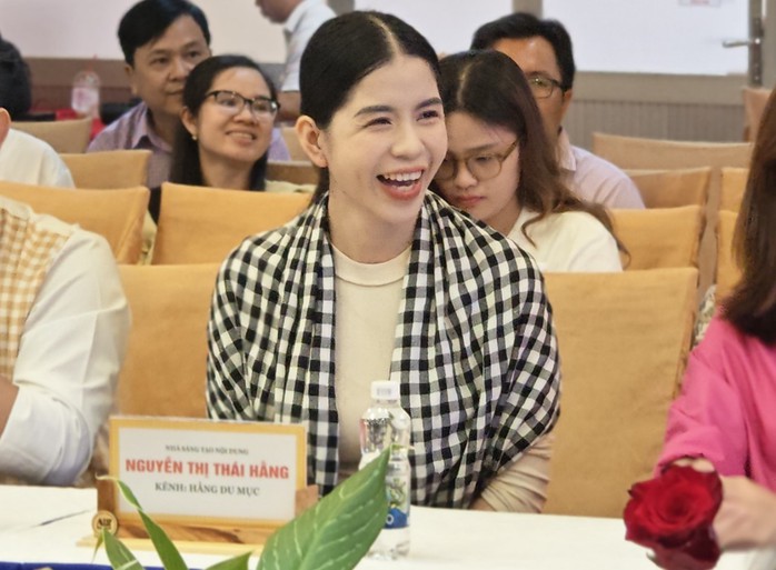 Vì sao TikToker Hằng Du Mục công khai việc bị chồng bạo hành nghiêm trọng? - Ảnh 2. Vì sao TikToker Hằng Du Mục công khai việc bị chồng bạo hành nghiêm trọng? - Ảnh 2.