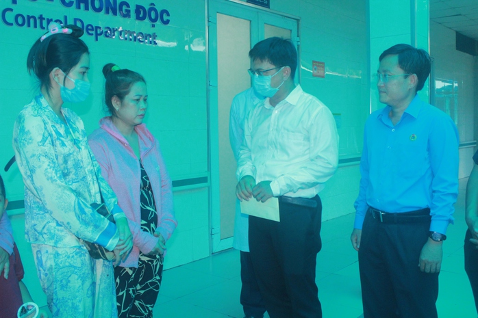 Lãnh đạo Thành ủy, LĐLĐ TP HCM thăm hỏi, hỗ trợ 5 lao động bị ngộ độc khí tại Bình Chánh- Ảnh 3. Lãnh đạo Thành ủy, LĐLĐ TP HCM thăm hỏi, hỗ trợ 5 lao động bị ngộ độc khí tại Bình Chánh- Ảnh 3.